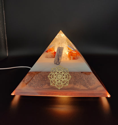 Beleuchtete Pyramide "Licht & Balance"