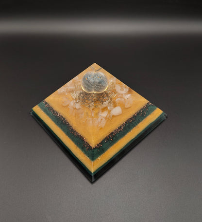 Pyramide ganz in Grün und Gold