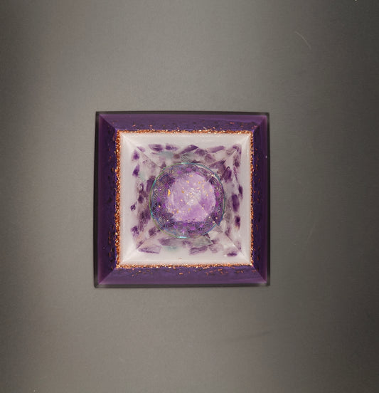 Pyramide mit viel Amethyst und Schimmer