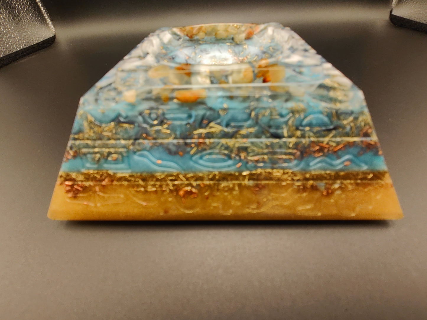 Halb-Pyramide mit Deckel "Klärung & Ausgleich"