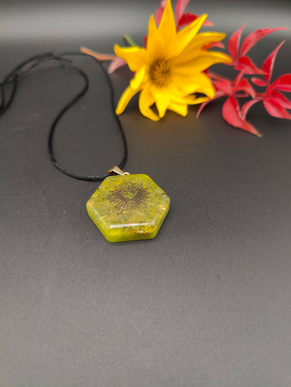 6-eckiges Orgon-Amulett mit Peridot