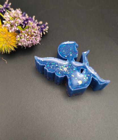 Sitzender Engel im blauen Glitzer-Gewand
