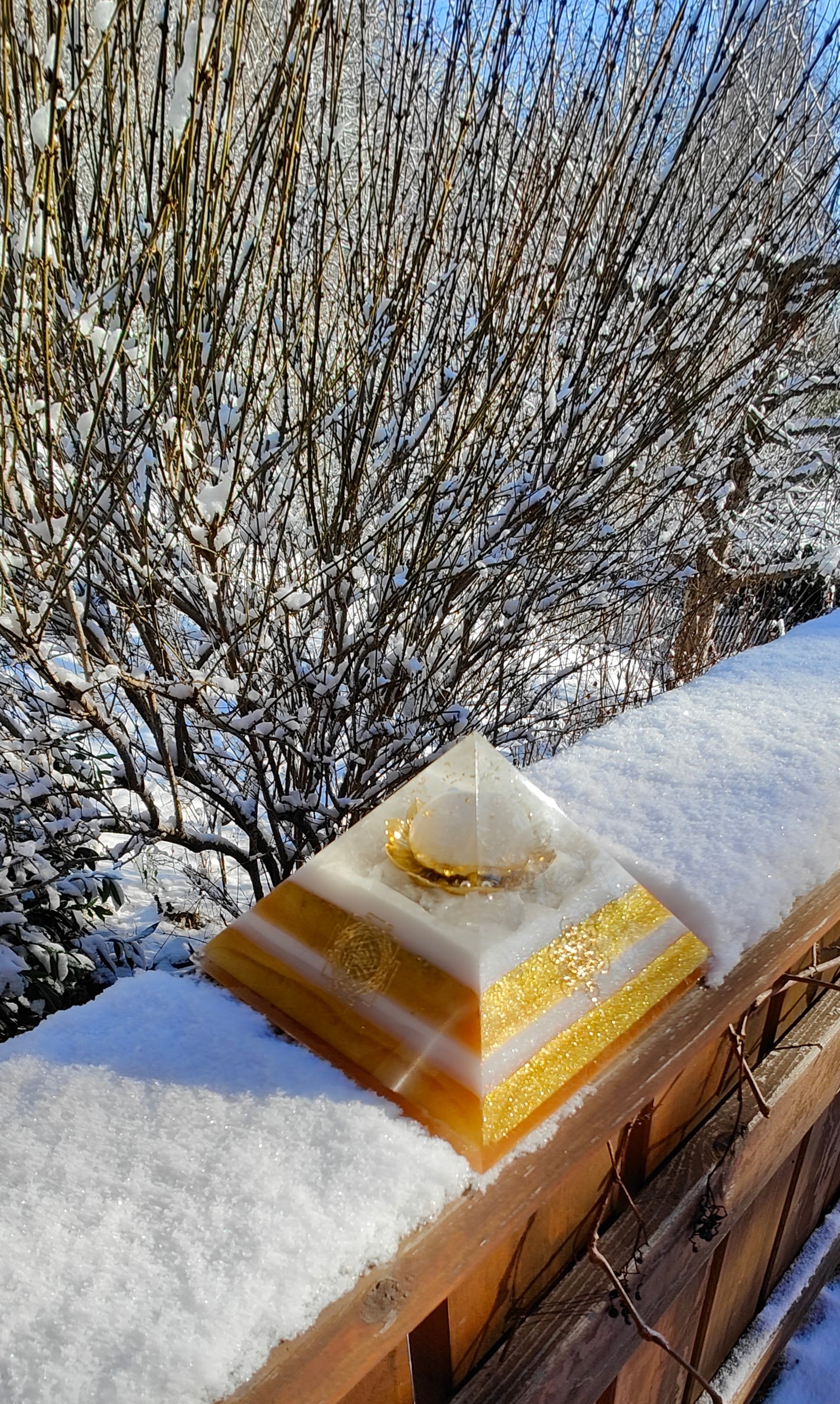 Pyramide Licht & Frieden